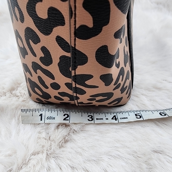 Kate Spade leopard print tote with black interior and gold‎ hardware - Picture 6 of 15